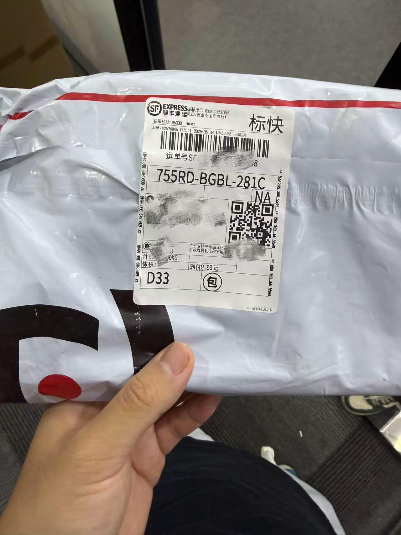 网店卖手机壳，一个壳可能就挣几块钱，如果出了问题，和客服好好沟通，要退要换都行，