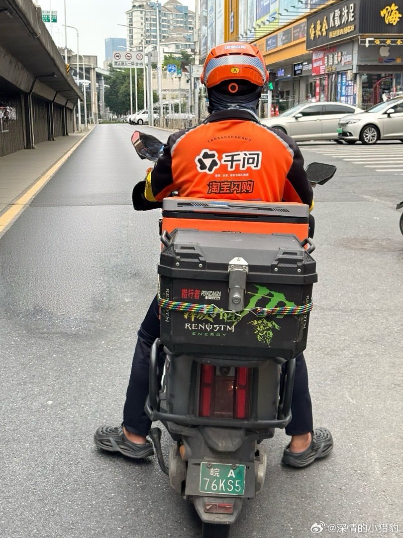 小哥在路口严阵以待 ​​​
