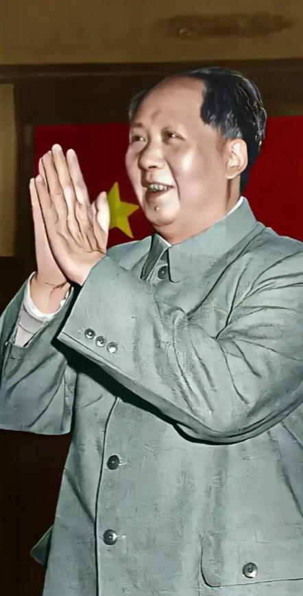 毛主席的一生，是一部写满奉献与牺牲的史诗。它沉甸甸地刻在中国革命历史的书页上，也