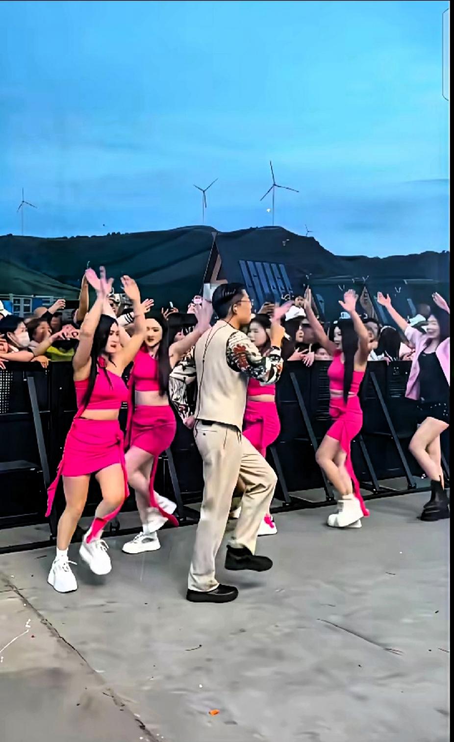 郭有才太有“才”了！
一个不专业的人带着一群专业的人跳舞，他一上场就自带喜感，又