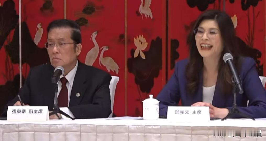 围绕这一次郑丽文的北京行，岛内注定要掀起一波舆论战。

在今天下午郑丽文的答中外