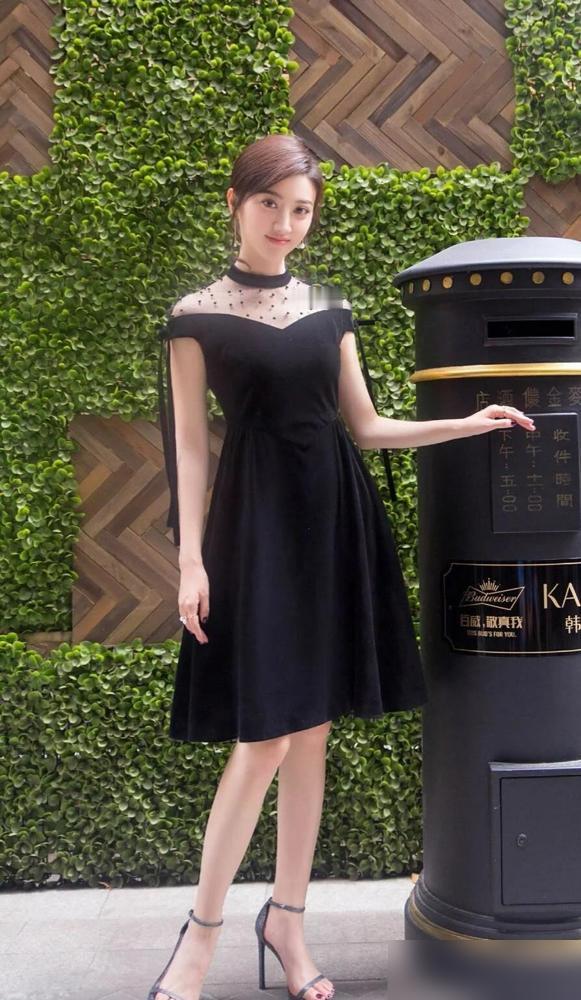 景甜最近又刷屏，不是新戏，而是她那套健康减重和养生经。看她都快四十了，还跟少女一