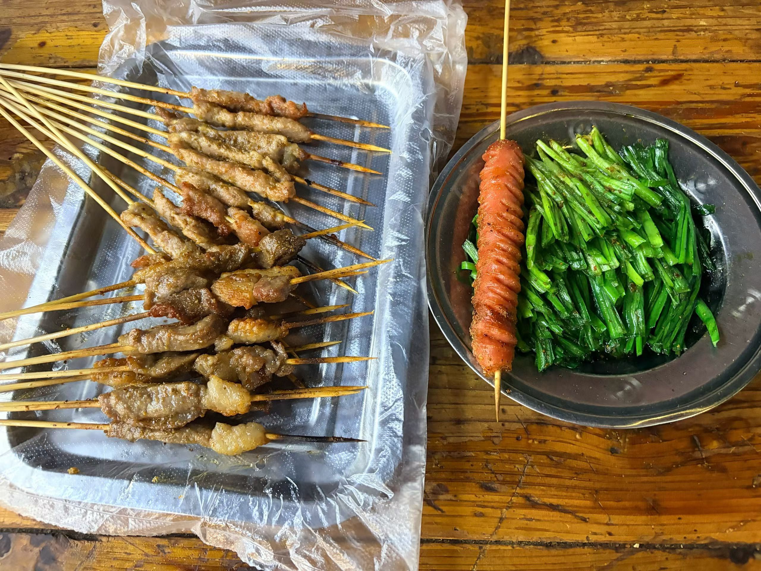 晚上女儿请我吃的烧烤，不饿，下午吃的晚，傍晚又吃了一个大西瓜，吃不下去了。 