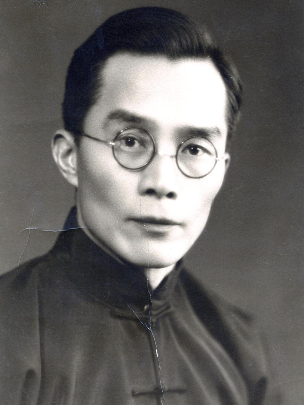 1948年12月，解放军兵临北平城下。清华大学的师生们苦苦挽留校长梅贻琦，有人甚