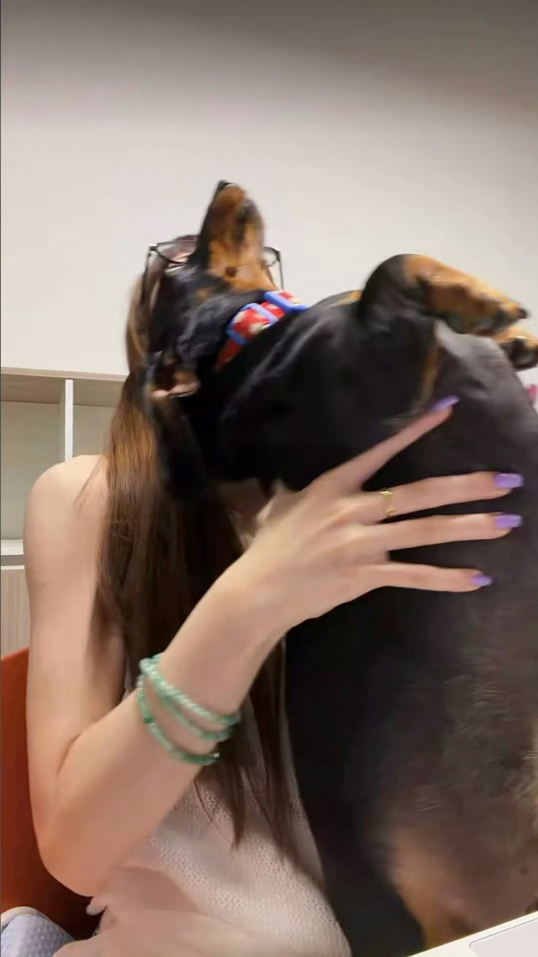 这图我看一次笑一次 论赵露思手臂肌肉是如何练成的 