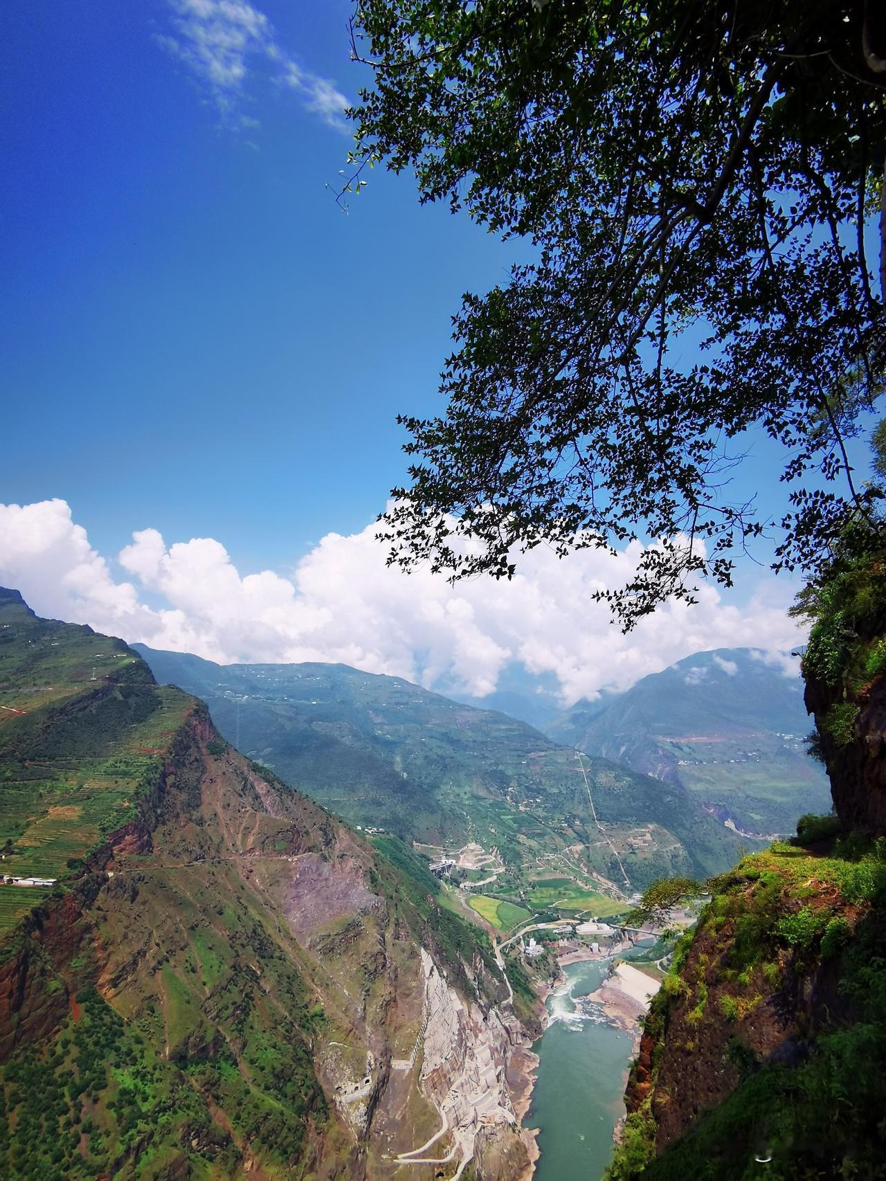 白鹤滩水电站参观记

白鹤滩水电站风光旖旎，远看像一幅山水画。

水电站坝址下游