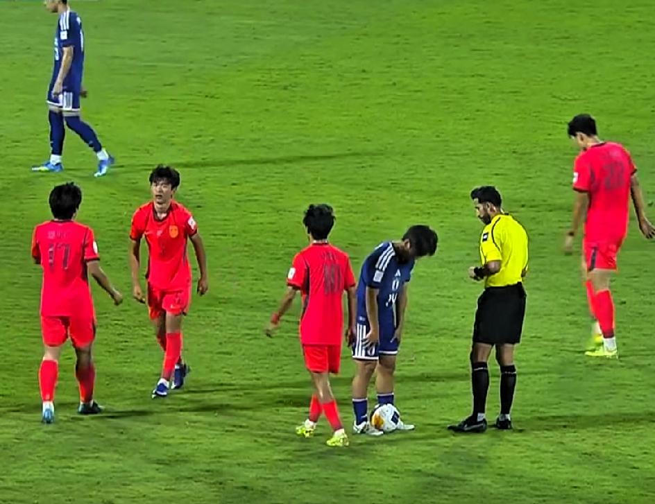 U17国足与日本U17亚洲杯决赛展开激烈对决，两队攻防节奏紧凑，对抗强度拉满。比