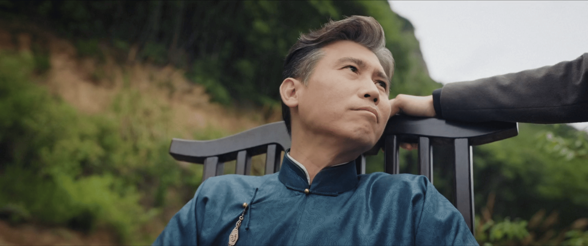 九门有自己的隐秘的角落九门张启山那一下假装推人的镜头，瞬间DNA动了，简直张东升