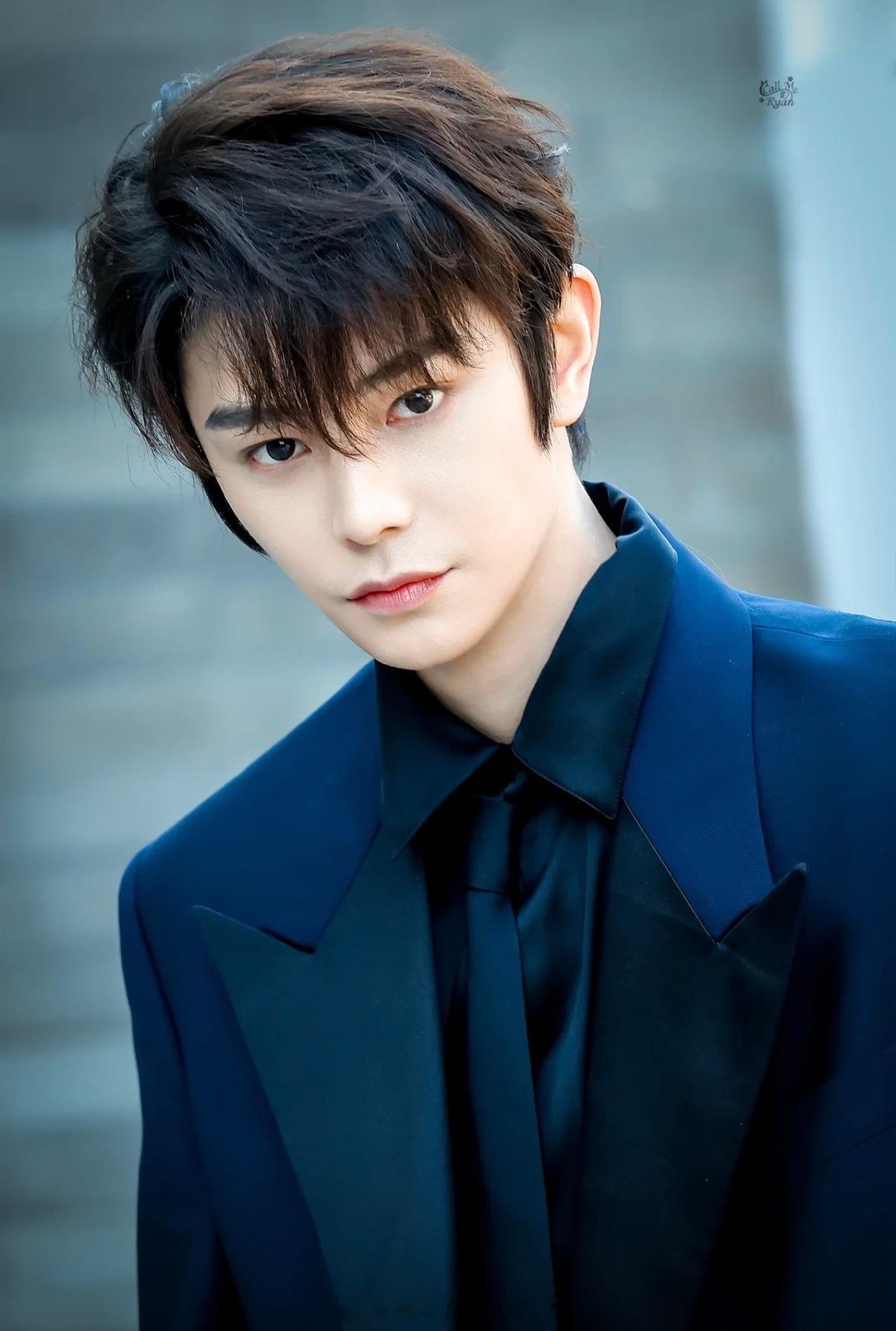 丁禹兮蓝色套装造型丁禹兮范思哲北京活动生图 这个丁禹兮就这样帅帅的很安心 