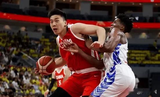 王俊杰就是中国男篮未来四号位，和曾凡博组成锋线双煞。

后卫线有赵维伦、朱正、崔