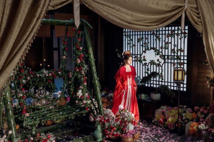 #凌妙妙新娘垂泪##虞书欣凌妙妙梦幻花海#秋千花海，如梦似幻。美丽的新娘凌妙妙垂