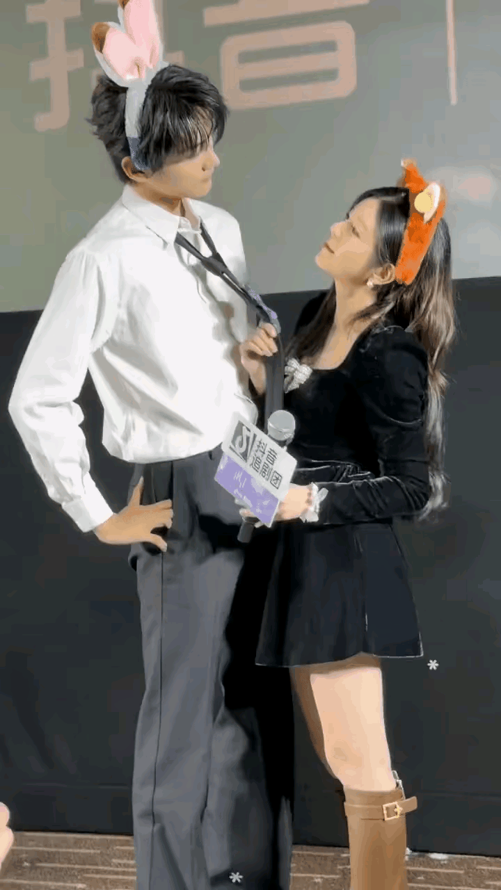 陈妍希这波操作真的绝了！看似是松开手的瞬间，其实把主动权牢牢攥在手里了。
 
你