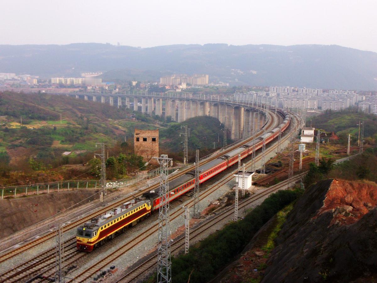 运行深圳与成都之间的列车经过唐家沱站，图1拍摄于2014年唐家沱站怀化端，图2拍