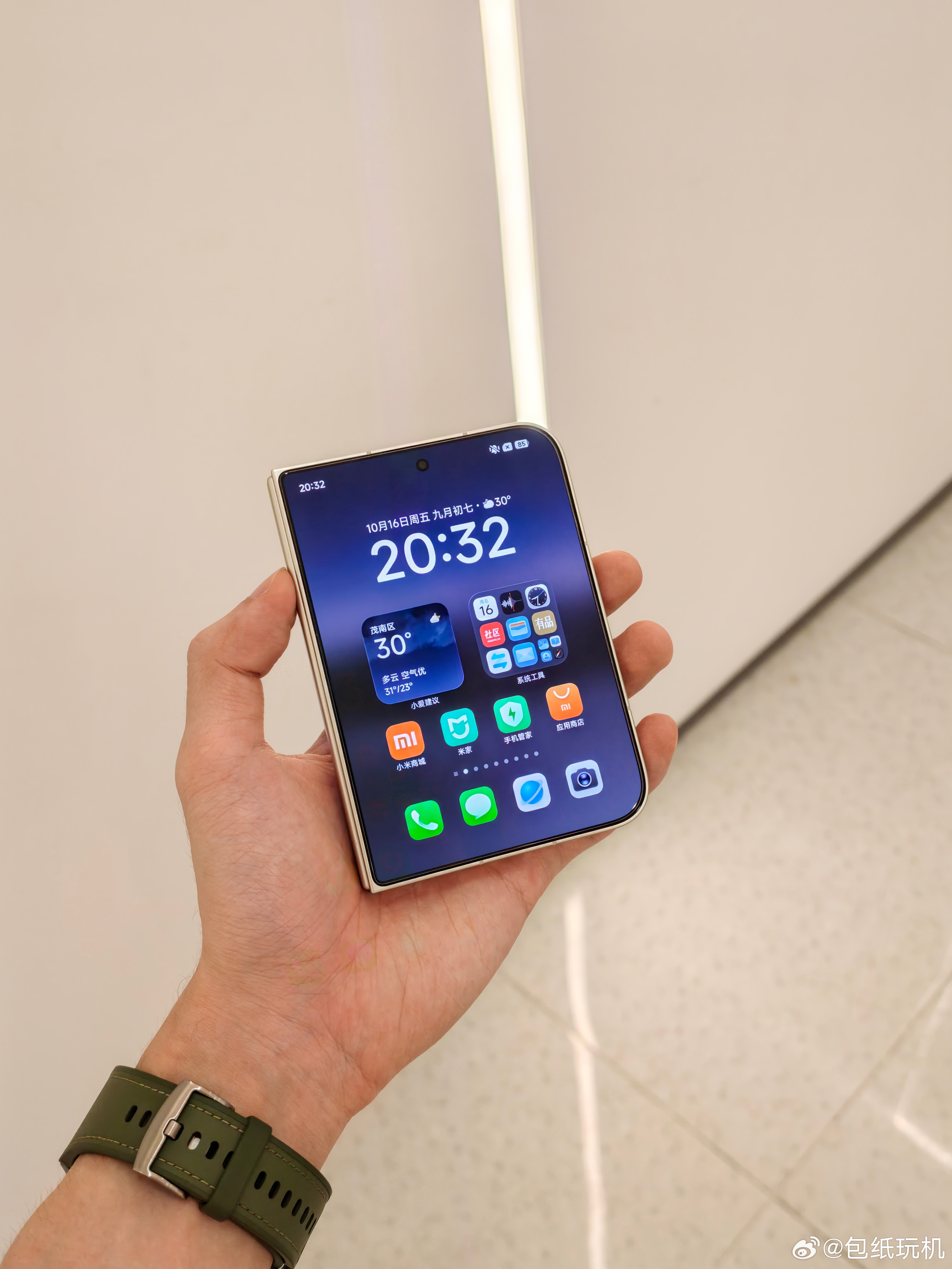 没抢到iPhone Duo的同学不要紧，买个小米18 Fold不也挺好吗？[do