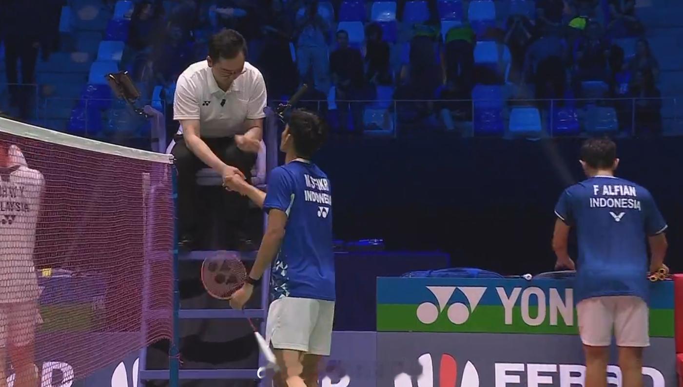 男双 半决赛 阿尔菲安(8) 菲克里 21-14 21-19 谢定峰(2) 苏伟