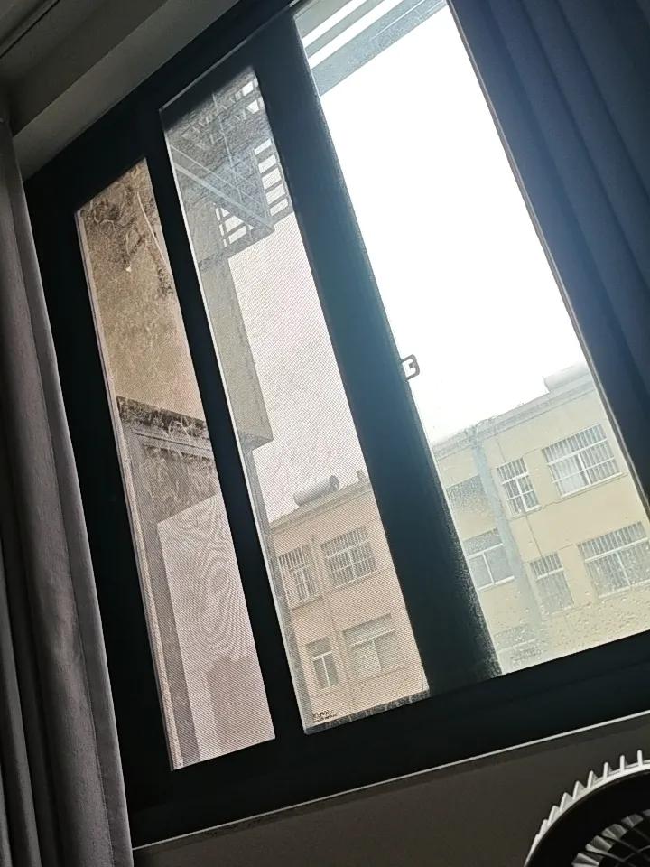 连云港大暴雨来临之前，现在已经是上午9点钟。窗外黑压压的云彩。雷电交加风雨狂洒。