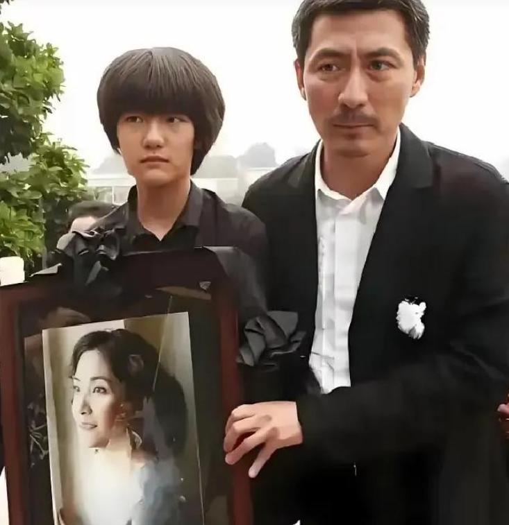 2005年，张子健拍完戏匆匆往家赶，妻子李婷突然对他说：“我们离婚吧”。张子健整