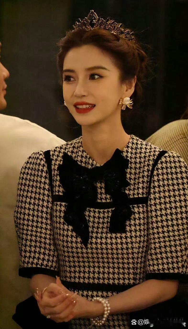杨颖看秀 谁能想到公主皇冠搭看秀造型这么好看啊！本来高定挺有距离感的，结果加个皇