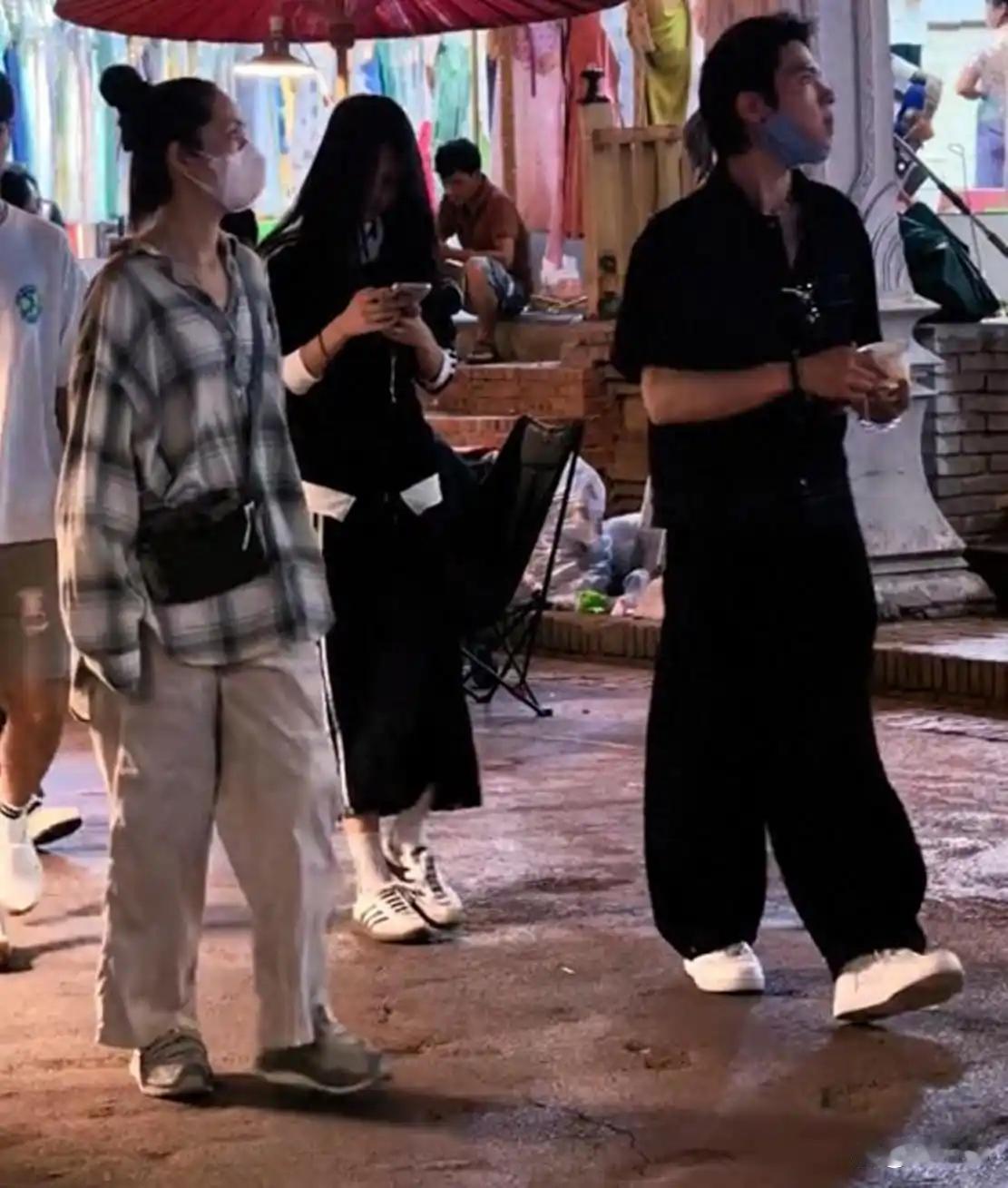 向佐郭碧婷最新合照曝光，夫妻俩逛夜市全程零交流，网友:婚变了 