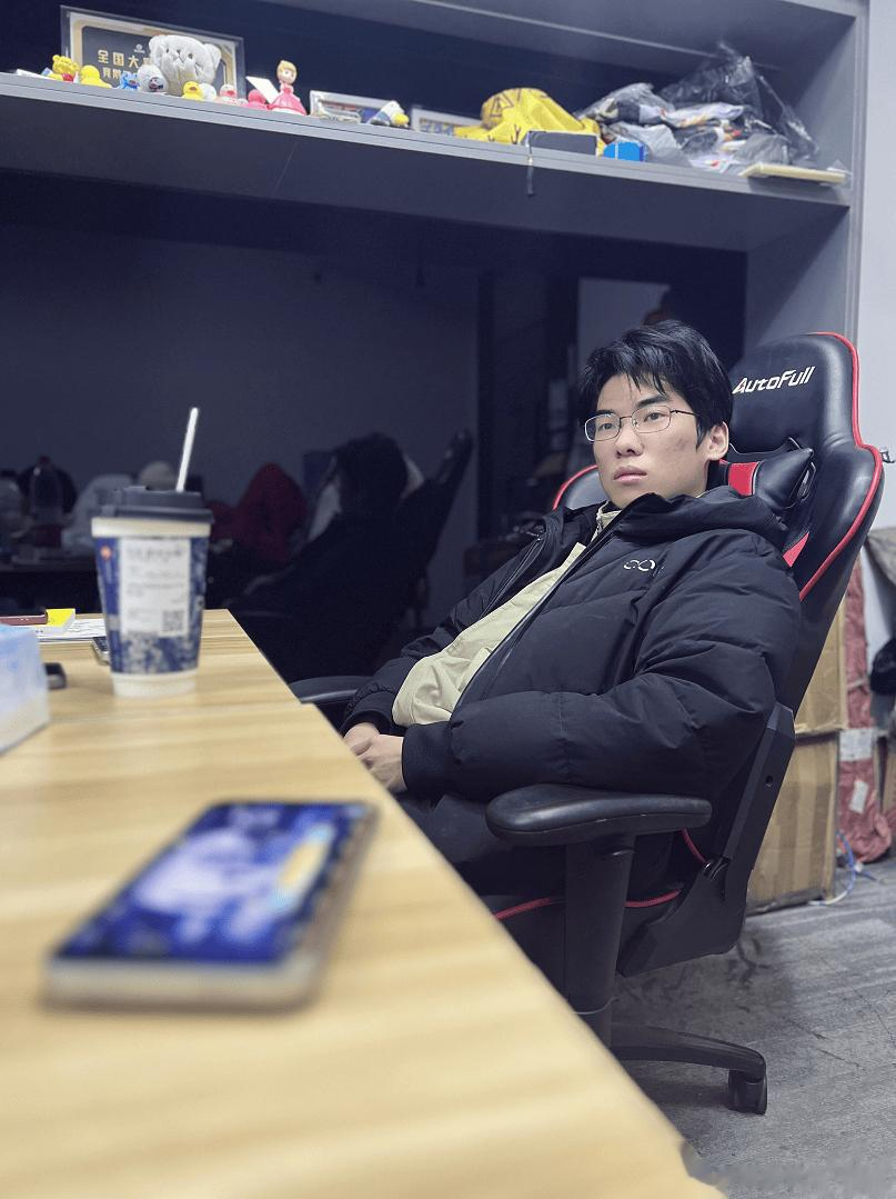 深巅发布自拍并配文：训练赛认真复盘ING