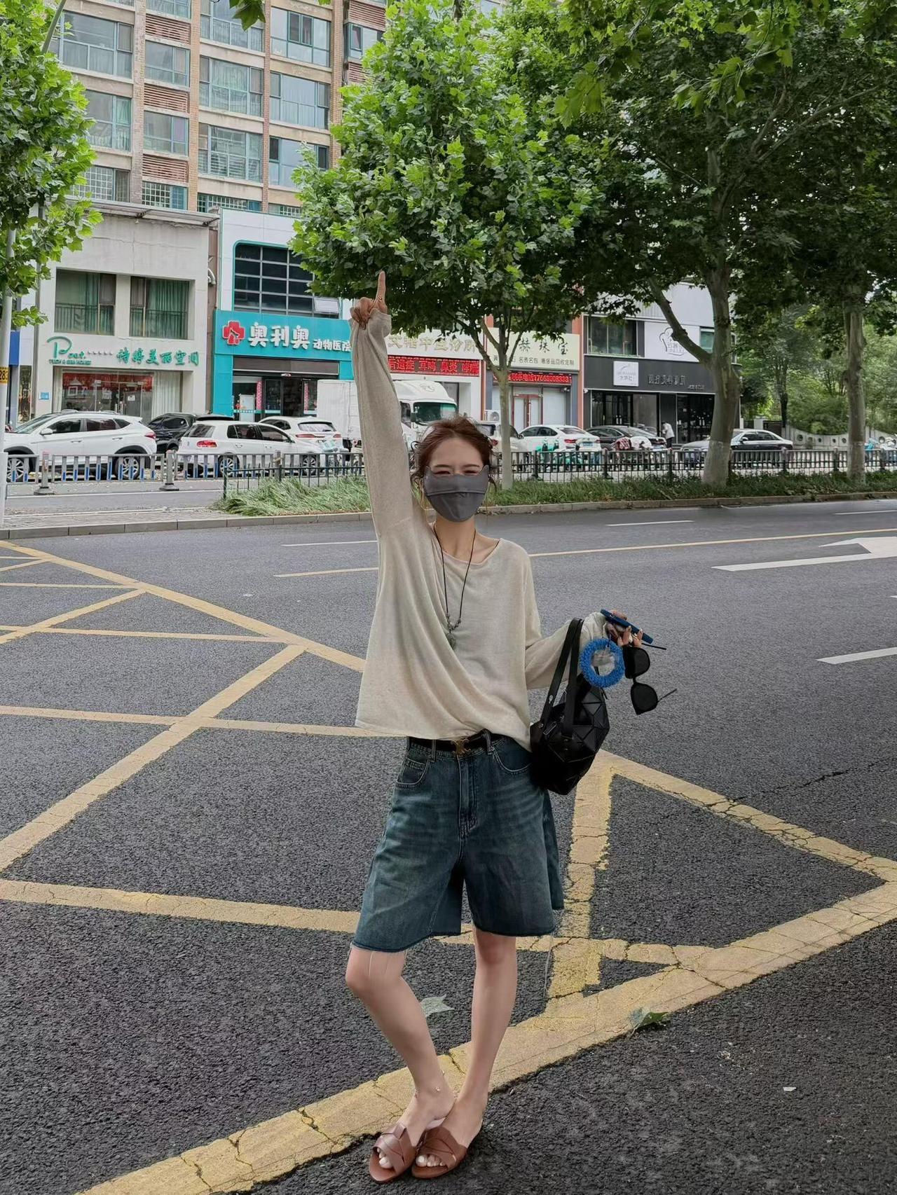 很接地气的夏日街拍，显瘦洋气！
这组穿搭全是普通人能直接抄作业的松弛模板，主打轻
