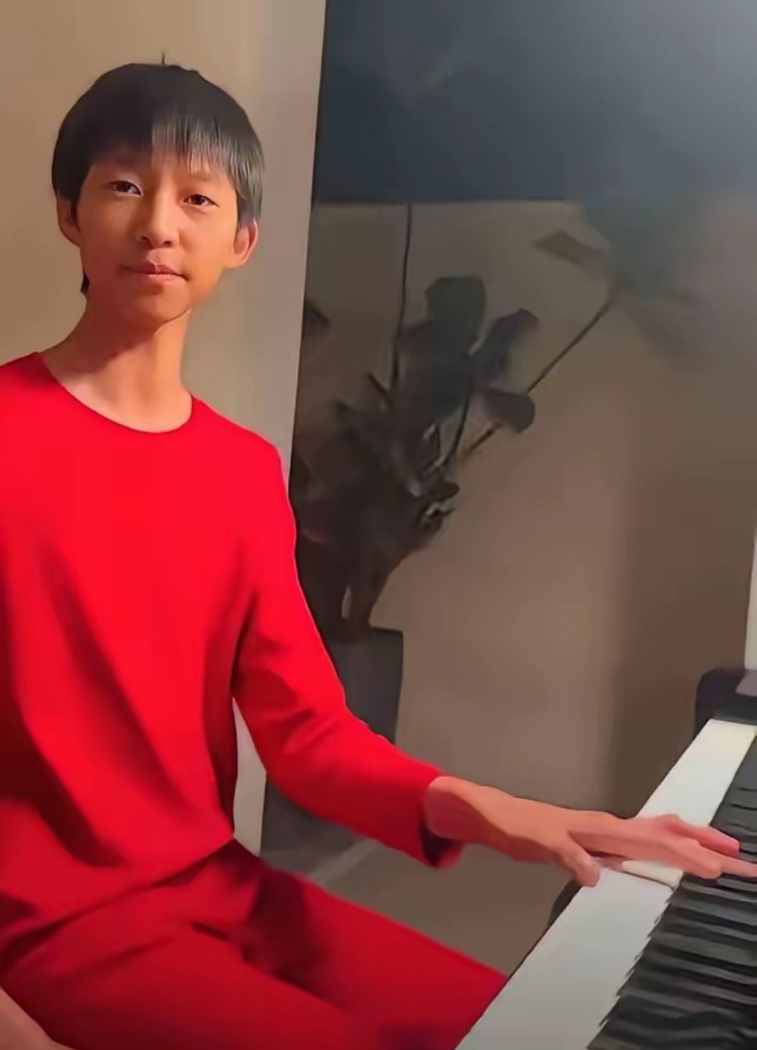 姚晨的儿子，有点像张朝阳。 