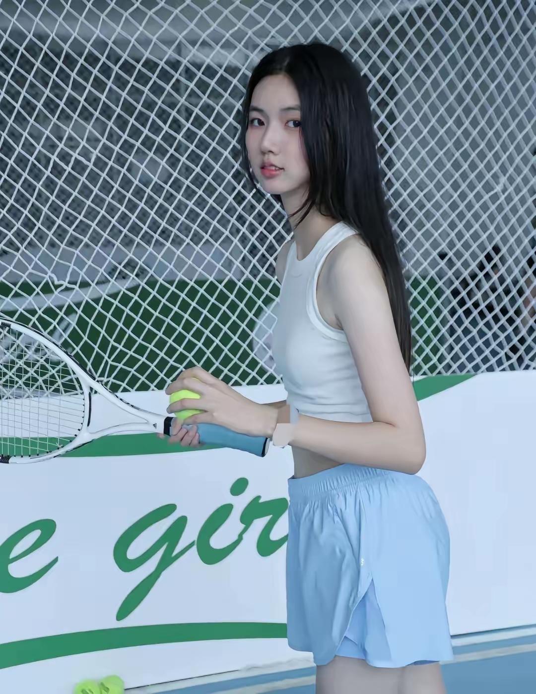 网前挥拍如飞燕，球场英姿似仙娥。