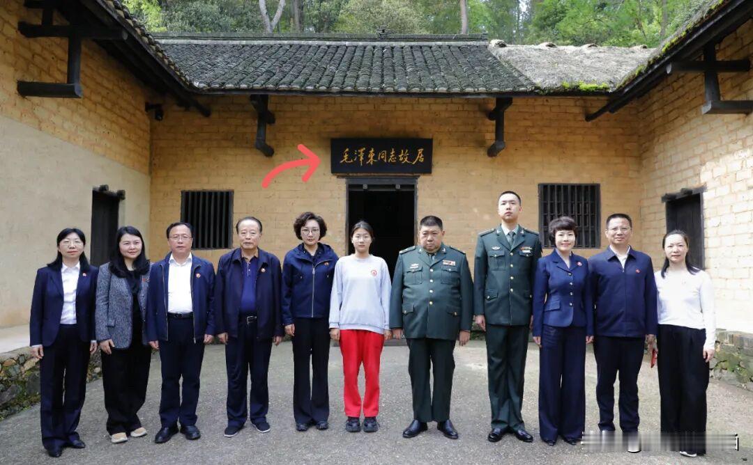 看到这张照片，心里久久不能平静。
毛主席故居前，毛家后人整齐列队，没有排场、没有