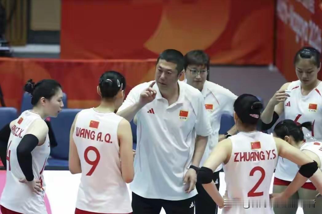 三大球，还得看女排。

北京时间9月22日晚，亚运会女排决赛，中国队3-0击败日
