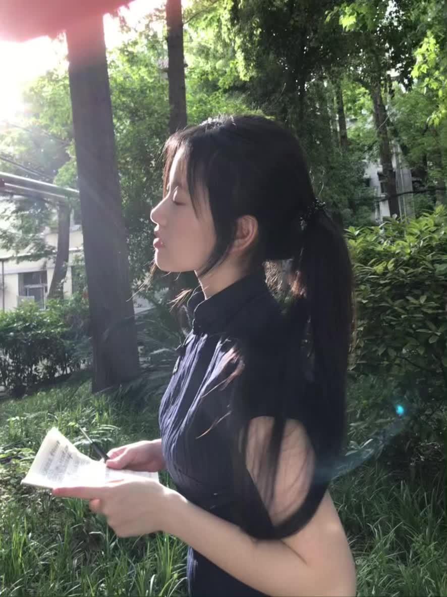 p4牙齿在发光 侧颜
