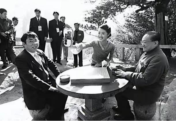 1983年，金庸设家宴款待聂卫平。保姆上了15只大闸蟹，聂卫平狼吞虎咽吃了13只
