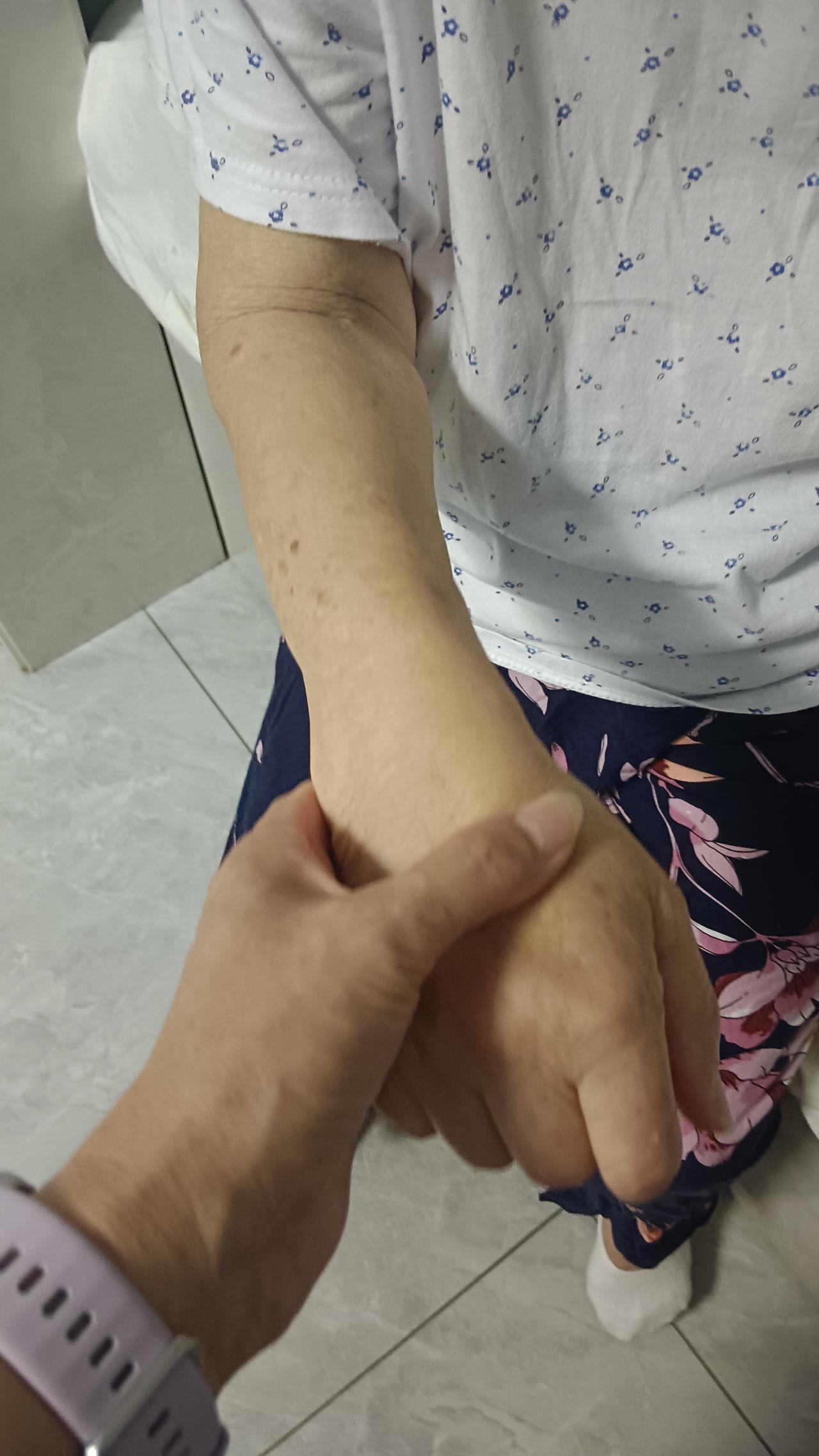 有人说，阿尔茨海默病是一场漫长的告别。看着最亲的人慢慢忘记世界，甚至忘记自己，那