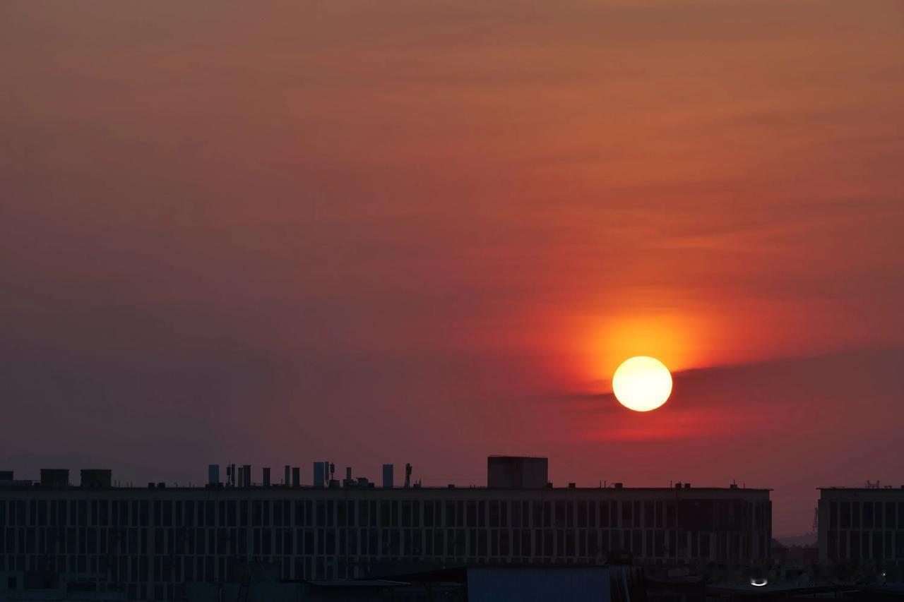 夕阳西下，余晖映照城市，温暖而宁静。发现这座城市的美好，落日也算一个吧！傍晚夕阳