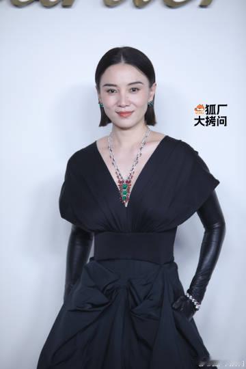 宋佳黑裙气场全开宋佳线下活动多组生图放送，黑色长裙高级耐看，流畅版型衬托优雅体态