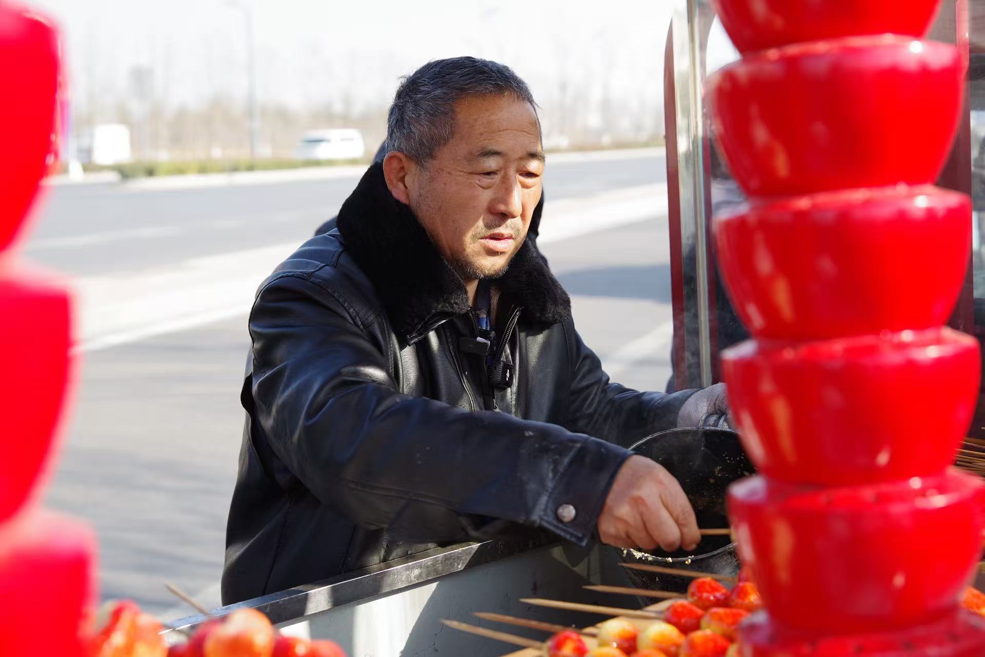 山东糖葫芦爷爷4元一串养活一家老小这幕暖心场景，戳中了无数人内心最柔软的角落。在