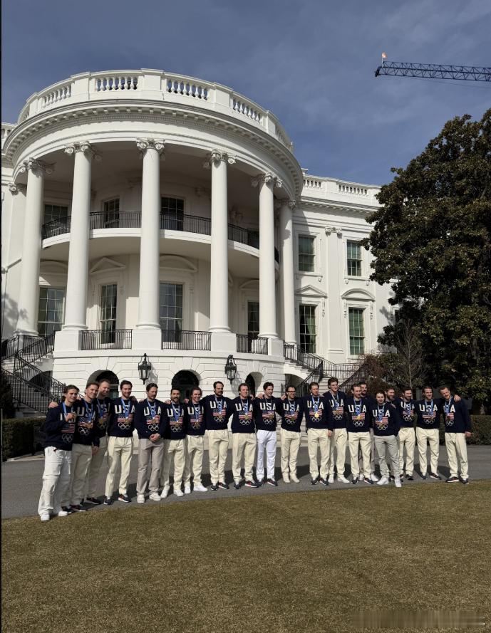 【黄金时代】美国男子冰球队的奥运金牌得主们刚刚乘坐军用飞机抵达安德鲁斯联合基地，