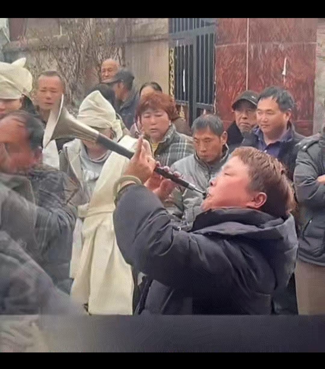 谁能想到，一把唢呐，竟把成年人最珍贵的友情，吹得全网破防。
 
河南这位女子，在