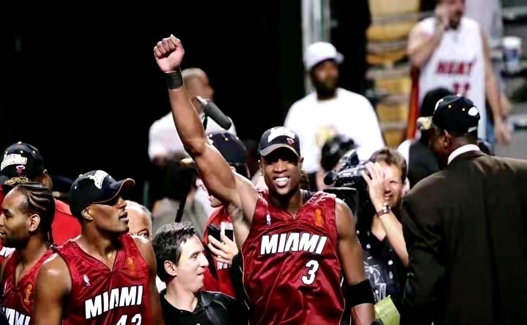 NBA史上最惨卫冕冠军，夺冠第二年首轮就被4-0横扫。
 
2006年24岁的韦