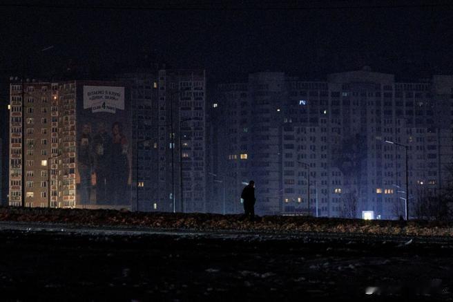 据半岛电视台报道，鉴于俄罗斯近期猛烈空袭乌克兰基础设施，导致多地能源供应吃紧，首