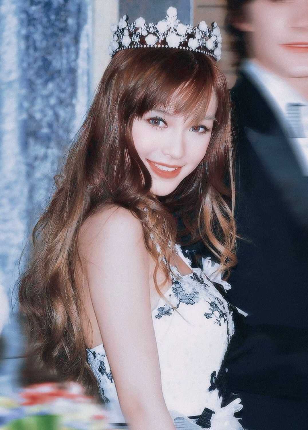angelababy angelababy 时间予我千万种满心欢喜，沿途逐枝怒放