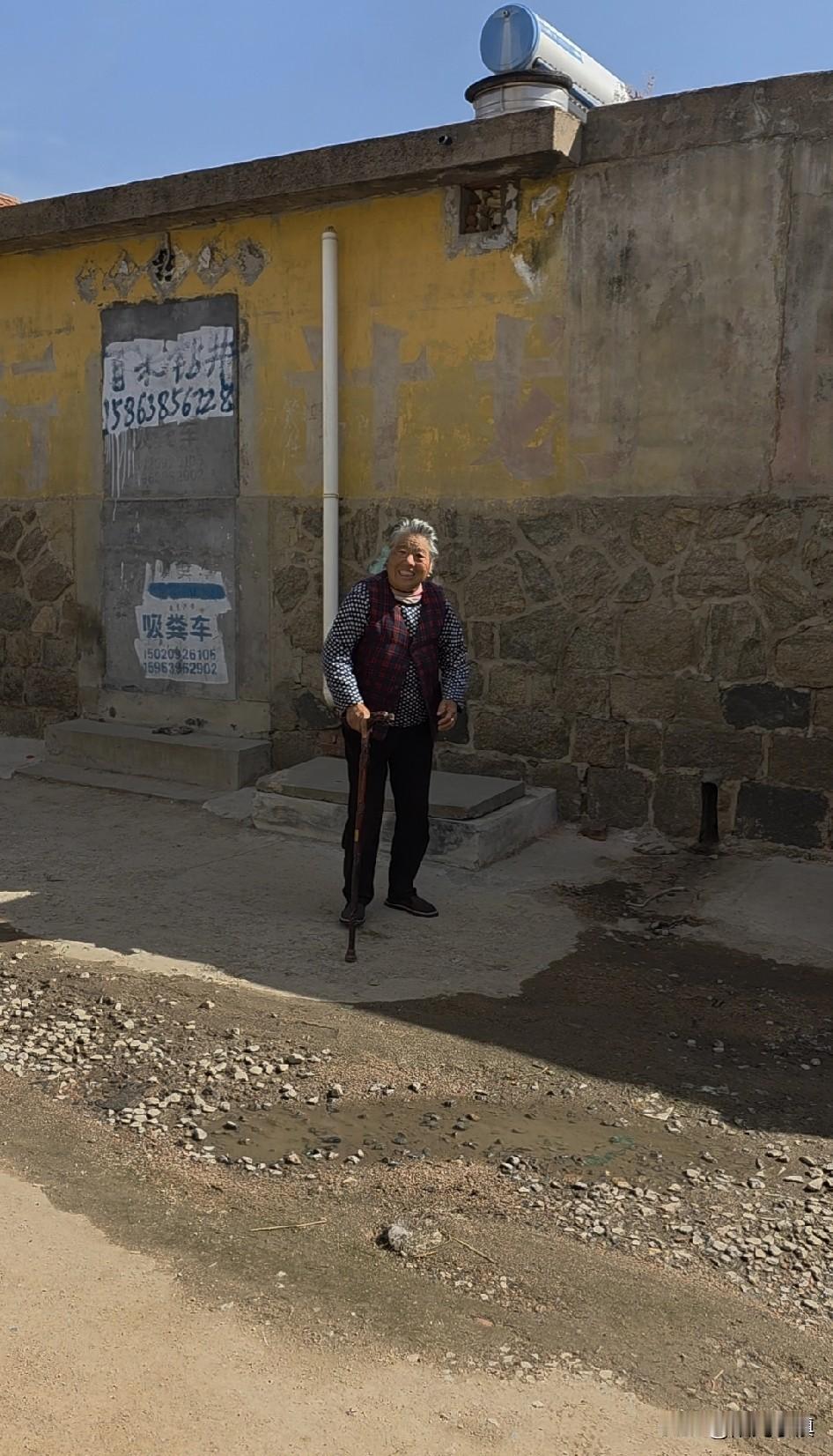 81岁视力不好的婶子，煮了30多个鸡蛋，让我带着路上吃……

前天下午起，这个婶