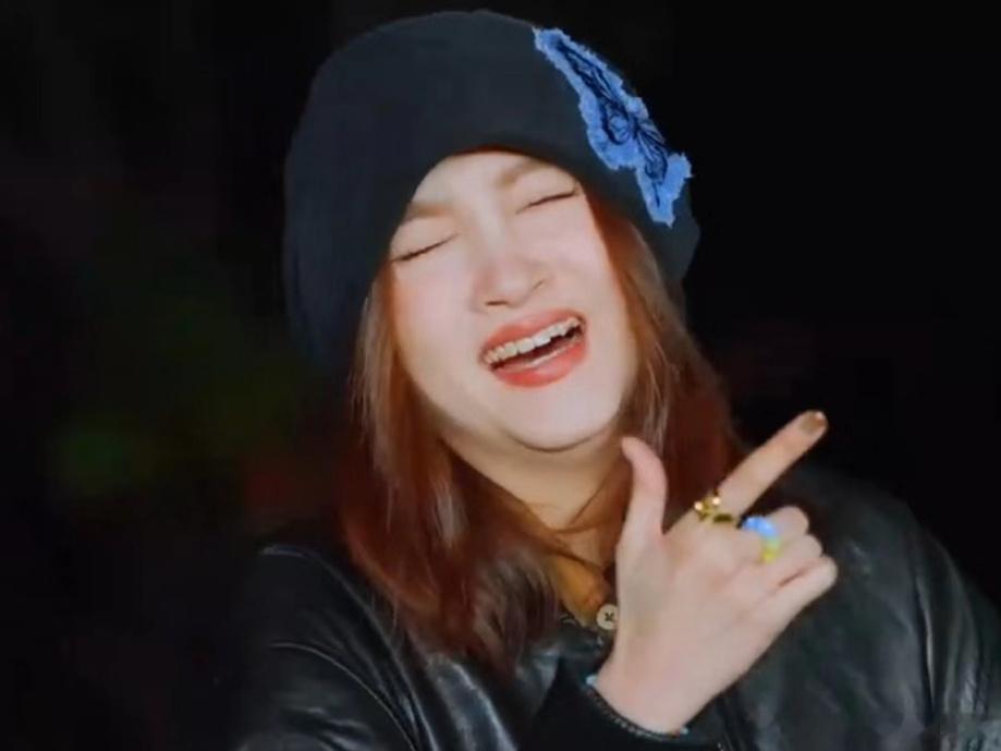 你说这是谁？！这是晓彤？！虽然还是非常美，但看到的时候还是有点小惊讶，晓彤这是接