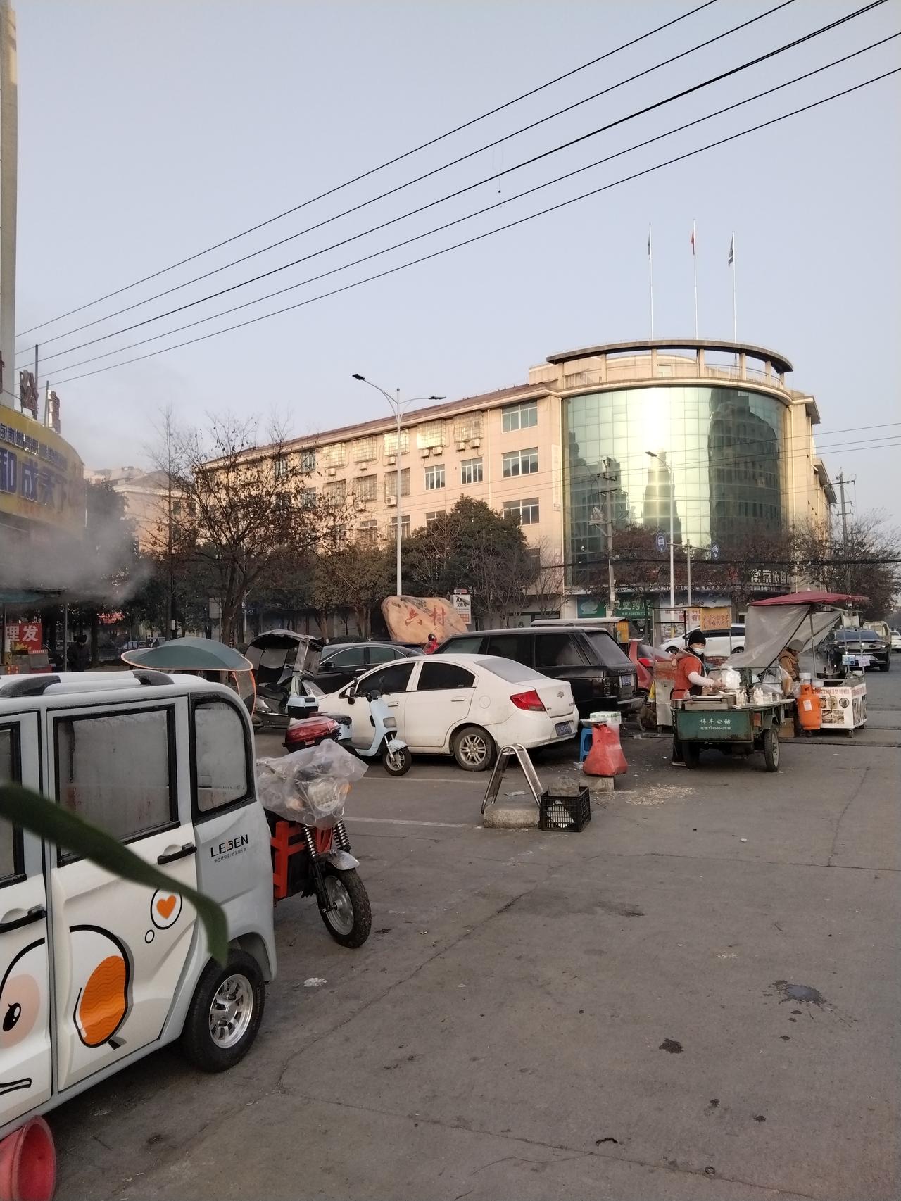 今天很多上市公司高管如果减持，网上就骂声一片，在我看来，一个合格的商人就应该是在