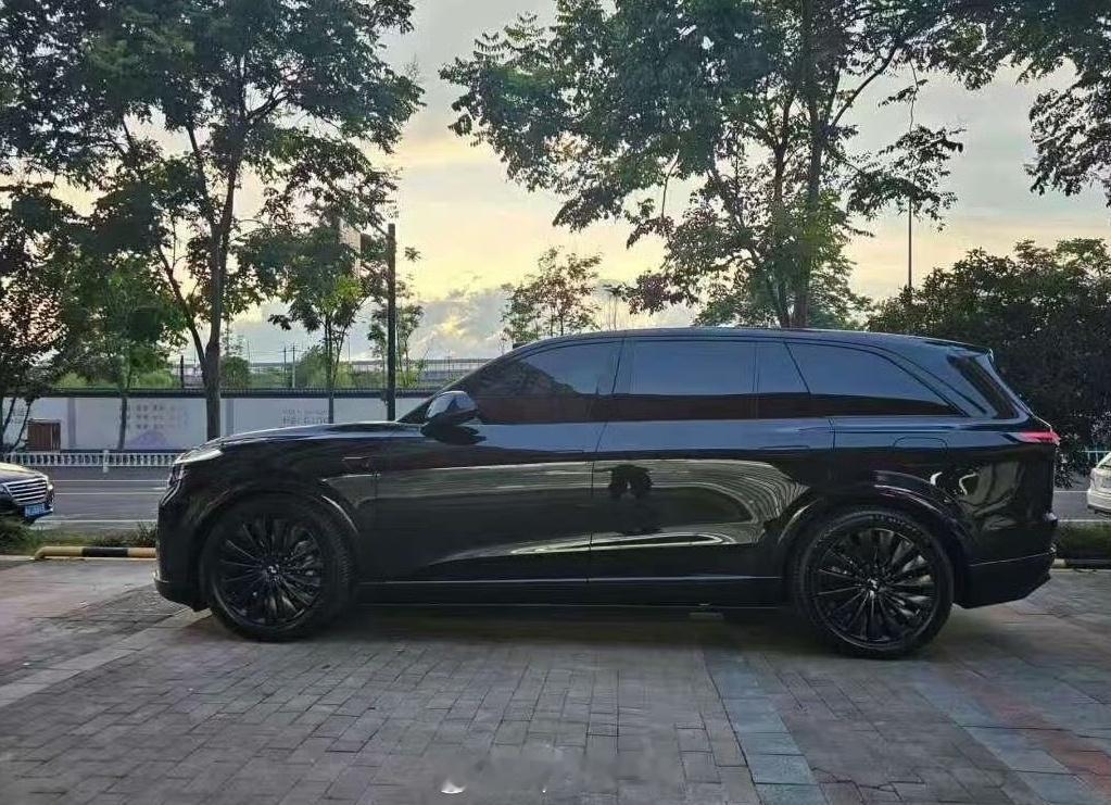 比例前悬 至今为止所有大型SUV在挑战揽胜的侧面比例这件事情上做得最好的是L90