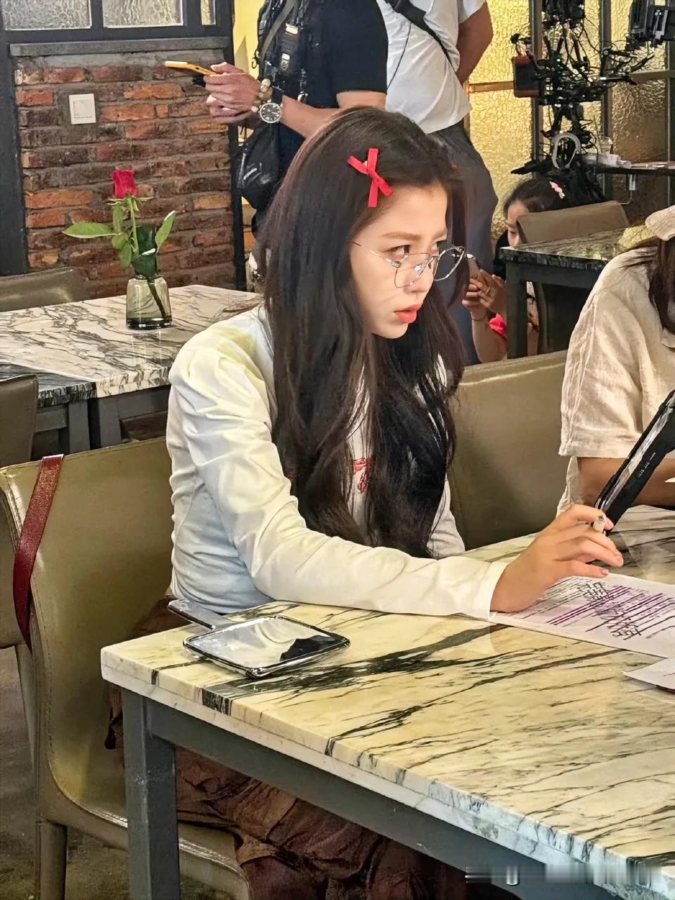 虞书欣咖啡馆里静谧的下午，笔尖划过纸张的宁静时光