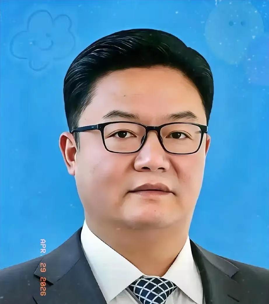 大半夜的，四川那边爆了个大雷。66岁的罗凉清被查了。这岁数本该在公园遛鸟，结果直