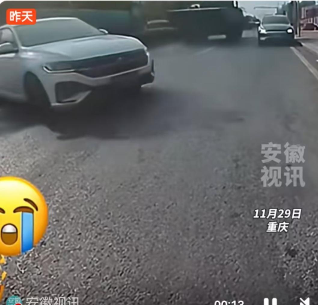 重庆街头发生的一起特殊交通事故，让无数网友直呼"活久见"。一辆白色小车在掉头过程