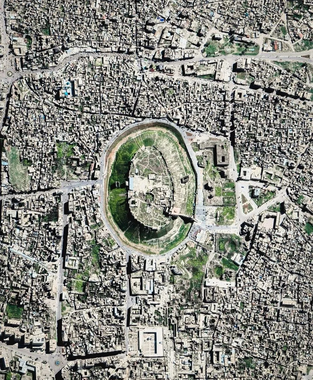 阿勒颇城堡是世界上最古老、最具标志性的防御工事之一，位于叙利亚阿勒颇市...