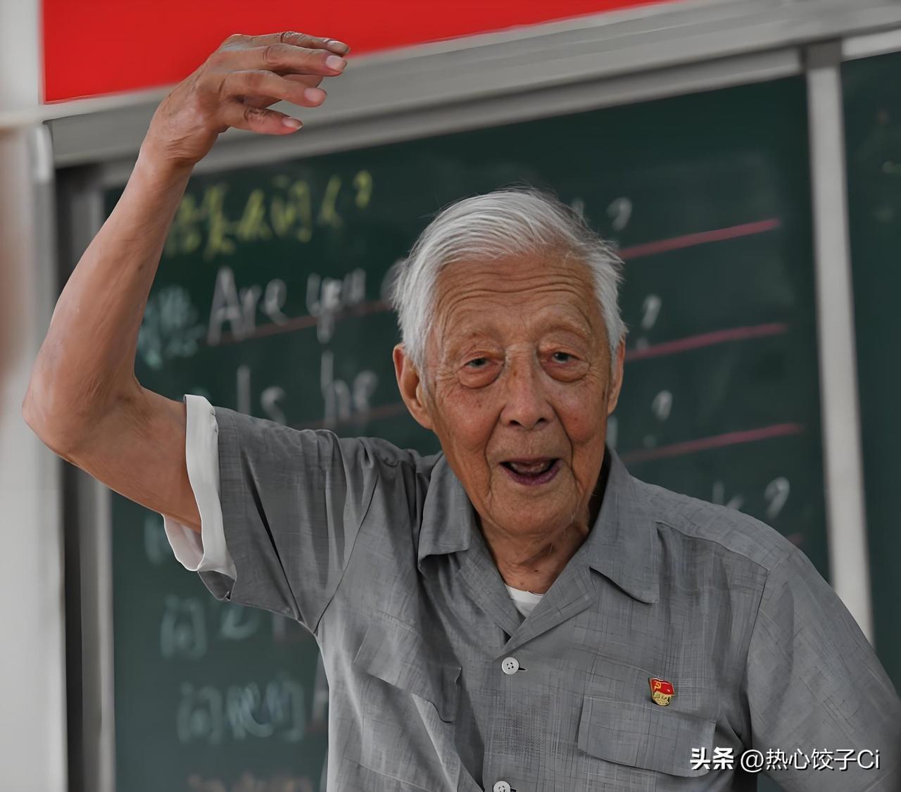 叶连平说，2000年一直到现在，我没有向学生收过1分钱。记者问你为什么不收？他说