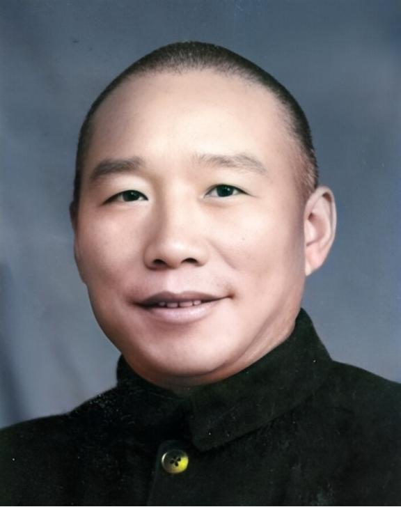 1948年，国军的一名伙夫和大部队走散了，被解放军拦下。解放军看他年纪大，便发了